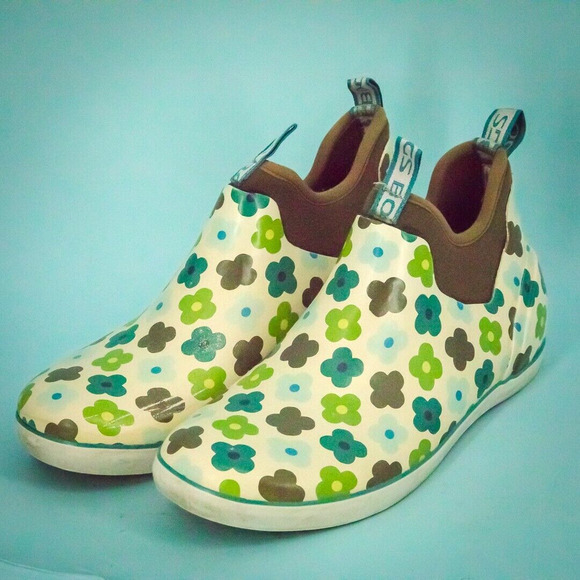 Bogs Size 10 Mattie Posie Floral Print Waterproof Insulated Pull On Ankle Garden - Picture 1 of 7